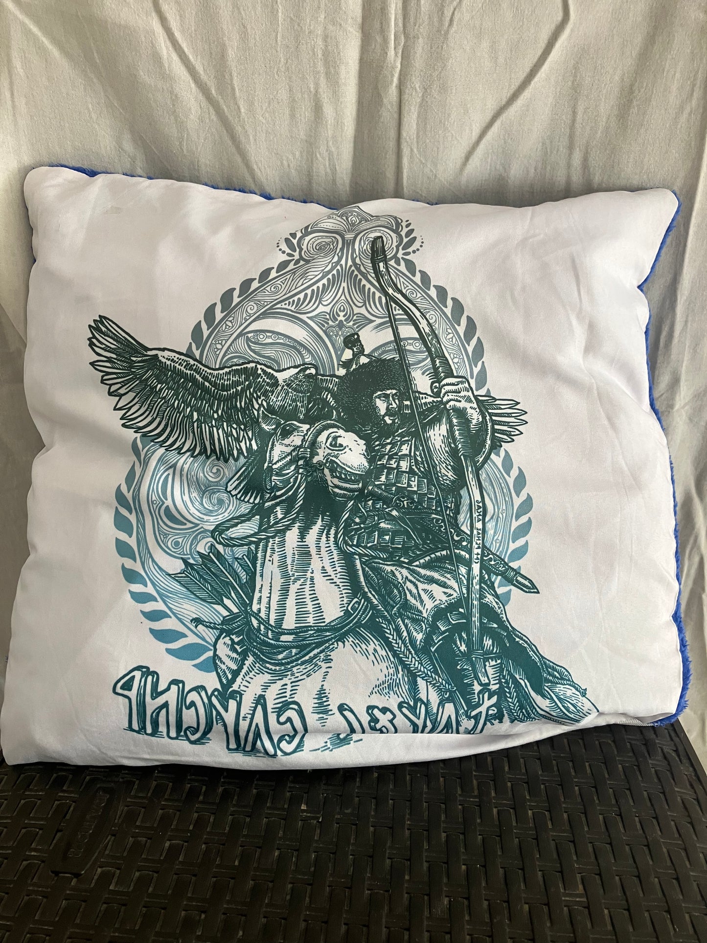 ISTEN OSTORA PÁRNAHUZAT PLÜSS HÁTOLDALLAL