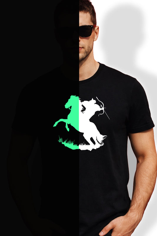 SÖTÉTBEN VILÁGÍTÓ LOVASÍJÁSZ FÉRFI ÉS NŐI PÓLÓ