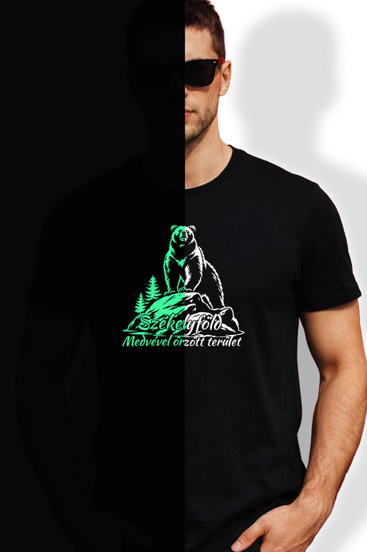 SÖTÉTBEN VILÁGÍTÓ SZÉKELYFÖLD MEDVÉVEL ŐRZÖTT TERÜLET FÉRFI ÉS NŐI PÓLÓ