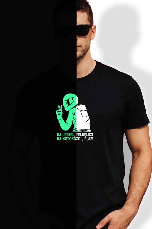 SÖTÉTBEN VILÁGÍTÓ MOTOROS FÉRFI ÉS NŐI PÓLÓ